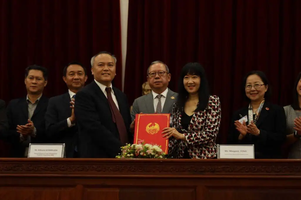 Dr Peter K N Lam, Chairman, Hong Kong Trade Development Council (centre) witnessed the signing of an MoU between the Ministry of Industry and Commerce and the HKTDC.